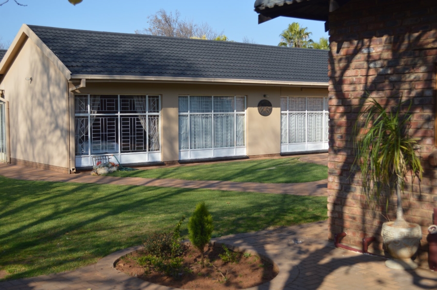 6 Bedroom Property for Sale in Flamwood North West